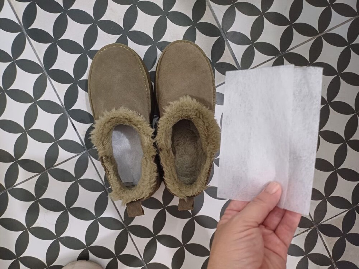 Dryer sheets are a game-changer for fresh-smelling luggage